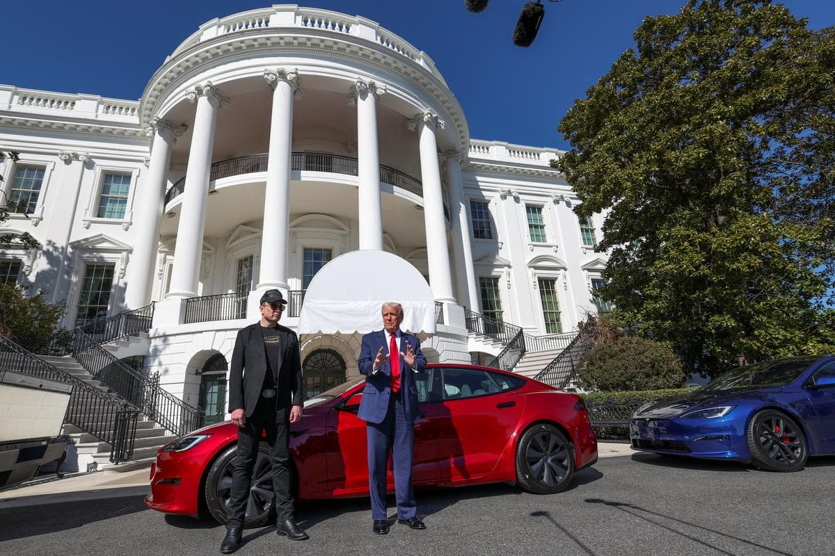 The bizarro stunt of Musk and Trump in front of the White House with some Teslas after a historic selloff of TSLA